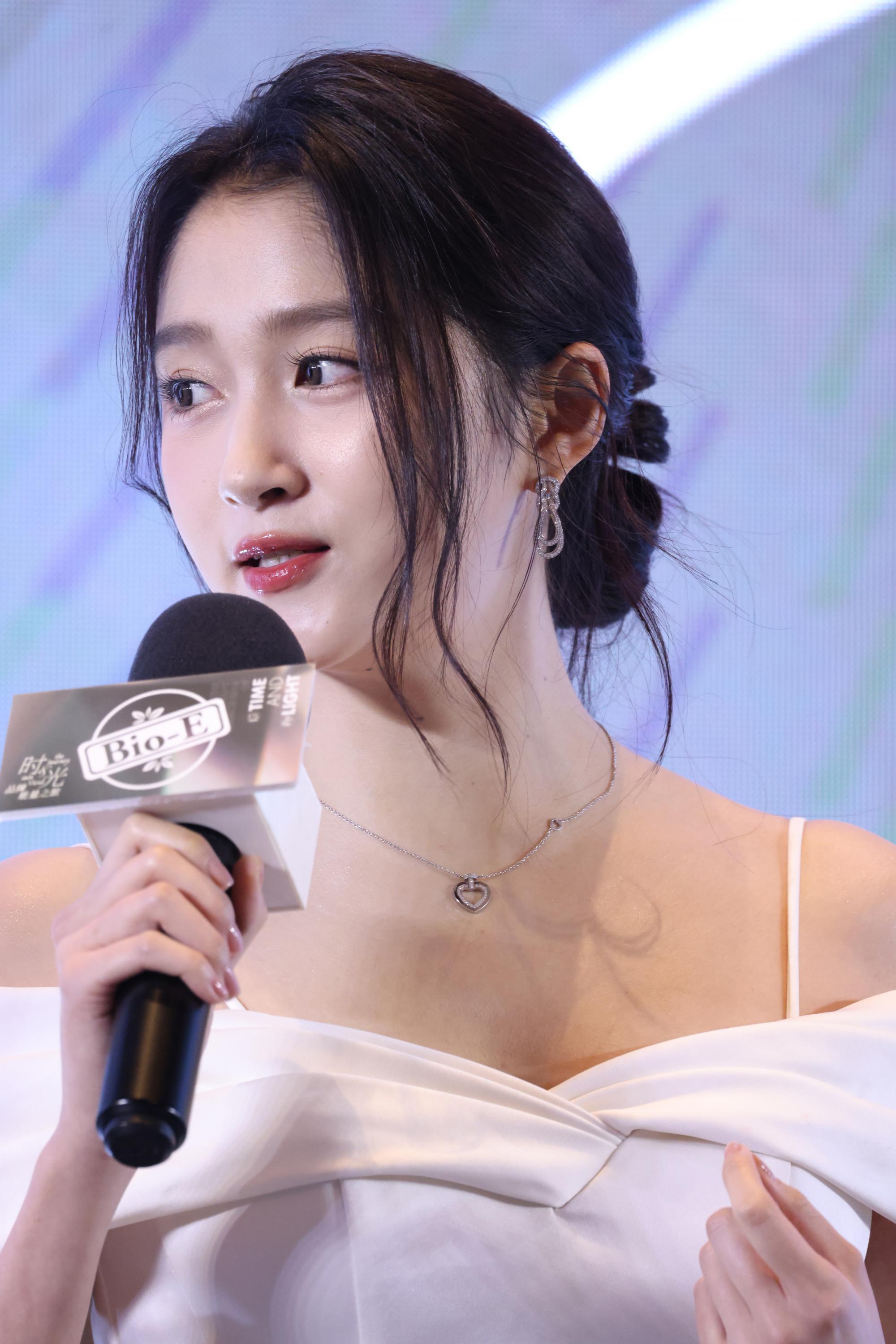 关晓彤拿话筒回答问题现场生图照[3]